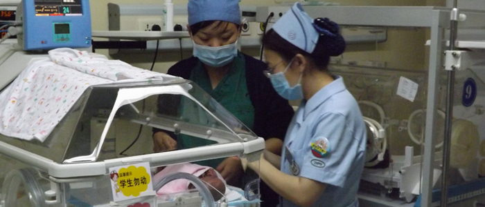 觀察剛出生嬰兒是否健康